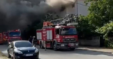 Sakarya'da iki katlı binanın çatısında yangın