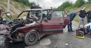 Sakarya'da iki otomobil kafa kafaya çarpıştı: 3 kişi yaralandı!