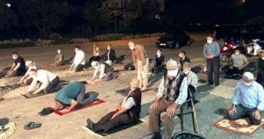 Sakarya'da İmama Kızan Halk Namazı Kıraathane Önünde Kıldı