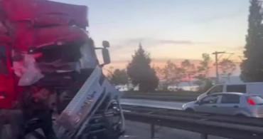 Sakarya'da Kamyon Kazası: Sürücü Hafif Yaralı