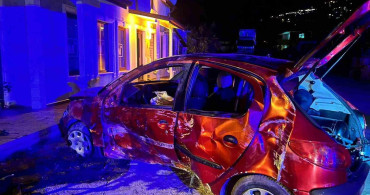 Sakarya'da Kontrolden Çıkan Araç Ev Duvarına Çarptı