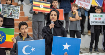 Sakarya'da Öğrenciler Çocuk Hakları Günü'nde Zulüm Altındaki Akranlarını Andı