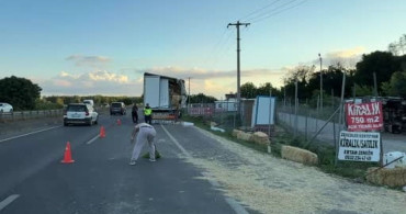 Sakarya'da tır ile çarpışan işçi midibüsü devrildi: 13 yaralı
