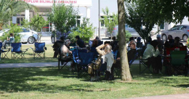 Sakarya'da YKS heyecanında aileler piknik yaptı