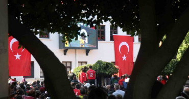 Sakaryalılar kırmızı beyazları giyip dev ekranda milli takım heyecanı yaşadı