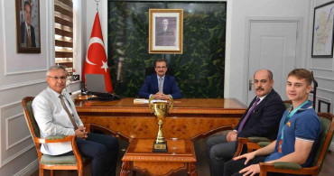 Salihli Kaymakamı Ali Güldoğan, Dünya Şampiyonu Ahmet Mirza Erden’i Ağırladı