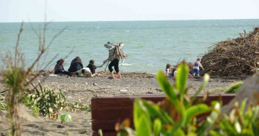Samandağ Sahili Sel Felaketinin Ardından Atıklarla Doldu