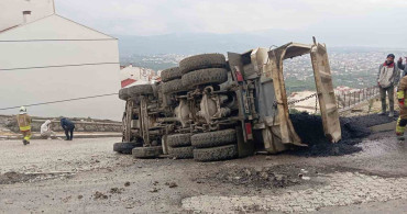 Samandağ’da Tır Kazası: Sürücü Yaralandı