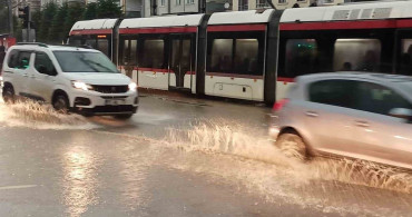 Samsun'da Kuvvetli Yağmur Caddeleri Suya Gömüp Zor Anlar Yaşattı