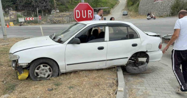 Samsun’da otomobilin refüje çıktığı kaza maddi hasarla atlatıldı