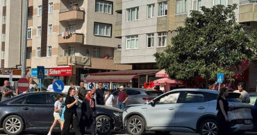 Samsun'da üç aracın karıştığı trafik kazası maddi hasarla atlatıldı