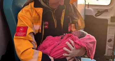 Şanlıurfa'da Ambulansta Doğan Bebek