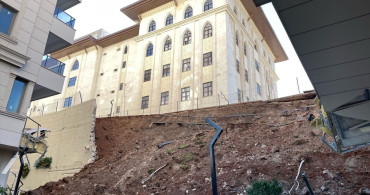 Şanlıurfa'da İstinat Duvarı Çöktü: 4 Daire Zarar Gördü