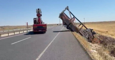 Şanlıurfa'da karpuz yüklü kamyonun devrilmesi sonucu 2 kişi yaralandı