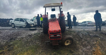 Şanlıurfa'da Otomobil ve Traktör Çarpıştı: 5 Yaralı