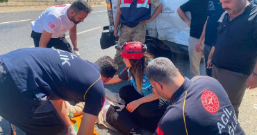 Şanlıurfa'da otomobil yolcu minibüsüne çarptı, 12 kişi yaralandı
