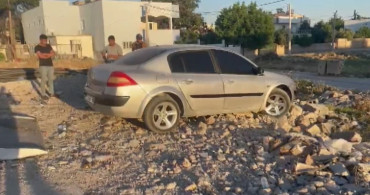 Şanlıurfa'da park halindeki aracın çukura düşmesi güvenlik kamerasında görüntülendi
