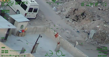 Şanlıurfa'da polis helikopterine Türk bayrağıyla selam veren çocuk dikkat çekti