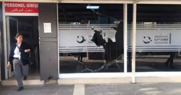 Şanlıurfa'da skandal olay: Suriye uyruklu göçmenler Göç İdaresi binasına taşlı saldırı gerçekleştirdi