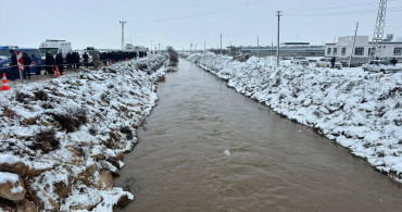 Şanlıurfa'da Sulama Kanalına Düşen Otomobilde Kurtarma Çalışmaları Başlatıldı