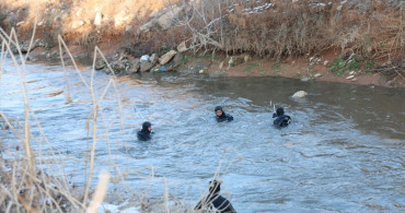 Şanlıurfa'da Sulama Kanalına Düşen Otomobilin Sürücüsü İçin Arama Çalışmalarına Ara Verildi