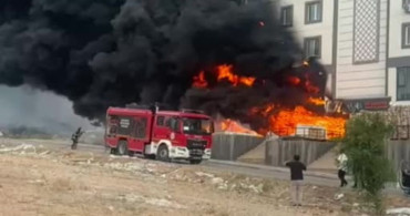 Şanlıurfa'da yapı dekorasyon deposunda yangın