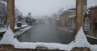 Şanlıurfa'nın Balıklıgöl'ü Karla Bütünleşti