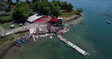 Sapanca Gölü'nde Tüyleri Diken Diken Eden Bayrak Şöleni