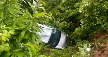 Sapanca'da Kaza: 5 Metre Yükseklikten Şarampole Uçan Araçta 3 Yaralı