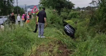 Sapanca'da Su Kanalına Devrilen Otomobilde İki Kişi Yaralandı