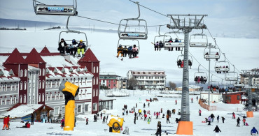 Sarıkamış Kayak Merkezi'nde Hafta Sonu Yoğunluğu