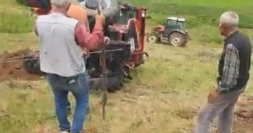 Sarıkamış'ta devrilen traktör için köylüler seferber oldu