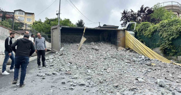 Sarıyer'de Moloz Yüklü Kamyon Devrildi: Sürücü Yaralandı