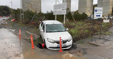 Sarıyer'de Yol Çökmesi: Pikap ve Kamyonet Dereye Düştü