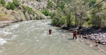 Şavşat deresi'nde kaybolan baba ve oğlunun arama çalışmaları sürüyor