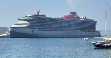 Scarlet Lady Kruvaziyeri Bodrum'u Şenlendirdi