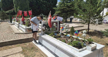 Şehit operatörün çocukları, karnelerini babalarının kabrine götürdü