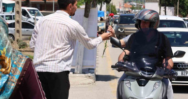 Şehzadeler Belediyesi'nden Karanfil Dağıtımı