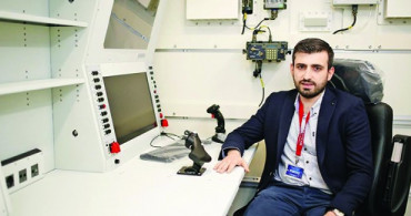 Selçuk Bayraktar Uçan İHA'nın Üzerinden Atlayan Türk'ü Anlattı