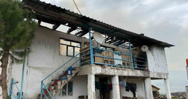 Selendi'de Korkutan Yangın: 2 Katlı Ev Kül Oldu