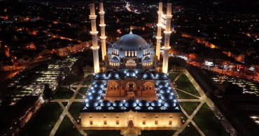 Selimiye Camisi'nin Yenilenen Aydınlatması ile Gece Görünümü