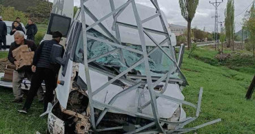 Şemdinli'de Yolcu Minibüsü Direğine Çarptı: 11 Yaralı