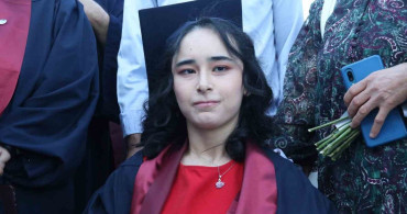 Serebral palsi hastası genç kız ikinci üniversitesinden mezun oldu