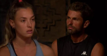 Survivor'da Sevgililer Gününü Özel Ünlüler Takımındaki Mert Öcal'dan Gönüllüler Takımındaki Sude Burcu'ya Çiçek Gitti!