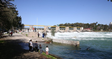 Seyhan Barajı'ndan Devam Eden Su Tahliyesi