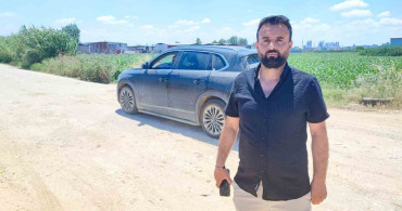 Seyhan'da vatandaş, yoldaki çukurları kendi cebinden onardı