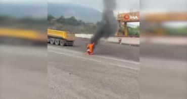 Seyir halindeki motosiklet alev aldı