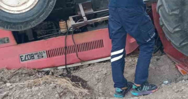 Seyitgazi’de yaşlı adam ters dönen traktörün altında kaldı ama yara almadı
