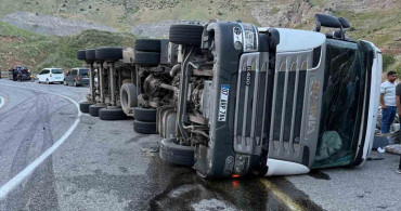 Siirt-Eruh Karayolunda Tır Devrildi: Sürücü Ağır Yaralı