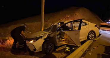 Siirt'te bariyere çarpan otomobil alev aldı: 1 yaralı